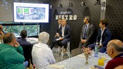 Rafa Dom�nguez, en el centro, se reuni� este martes en Pontevedra con clubes y entidades deportivas para presentar su proyecto de ciudad deportiva en Monte Carrasco