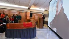 Cadaleito do profesor Alonso Montero, coa bandeira do Partido  Comunista