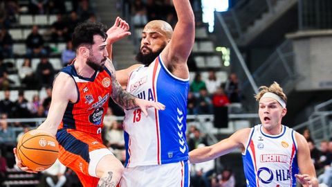 D&iacute;dac Cuevas busca un pase frente a Kevin Larsen en el duelo de la primera vuelta ante el Alicante