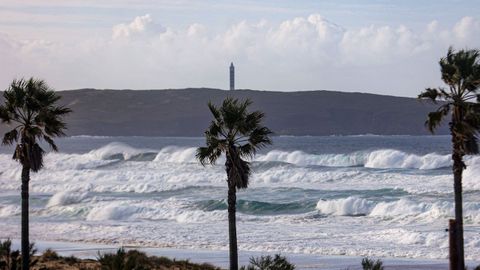 Oleaje en la playa de A Frouxeira, Valdovi�o, en foto de archivo