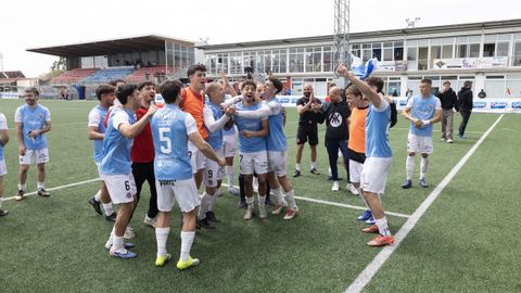 Los jugadores de la UD Ourense celebrando la victoria ante el Berganti�os, asegurando su plaza para la fase de ascenso a Primera Federaci�n