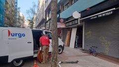 Un operario retirando muebles y objetos que hab�a en el interior del local