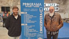 Diego Campo y  Leman , con el cartel de la programacin
