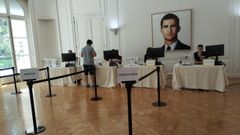 Un emigrado, votando en la Embajada de Espaa en Buenos Aires