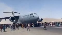 El avi�n C-17  fue rodeado por cientos de civiles afganos durante la ca�tica jornada del lunes en el aeropuerto de Kabul.