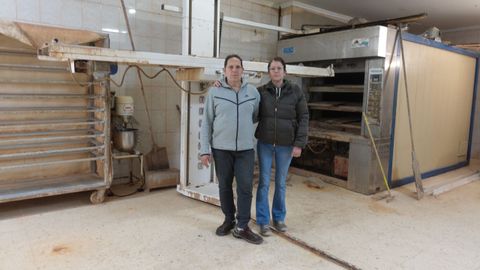 Estrella Company y Luis Pastor, en su panadería de Catarroja, afectada gravemente por la dana que asoló Valencia el 29 de octubre.