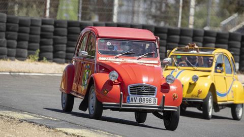 Modelos clsico de Citren en el 100 cumpleaos de la marca celebrado en el circuito del Jarama