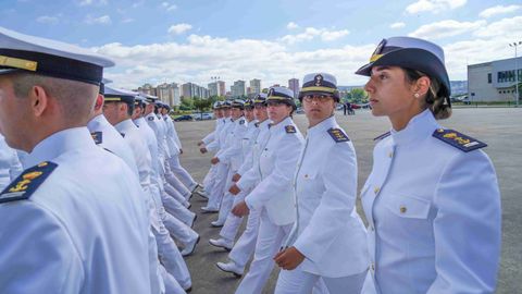 Un momento del desfile del Batall�n de Alumnos en la Antonio de Esca�o. 
