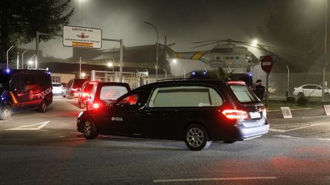 Llegada de coches fnebres al aerdromo militar de Lavacolla