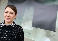 A presidenta de Ollo de Peixe achega � mostra un collage