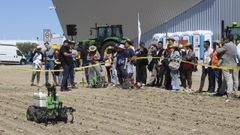 Participantes en la jornada observan el funcionamiento de uno de los desarrollos de John Deere