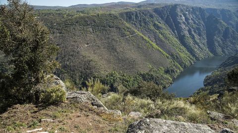 Un trecho del camino situado frente al monasterio de Santa Cristina de Ribas de Sil, situado en la margen opuesta del ro, en la orilla ourensana