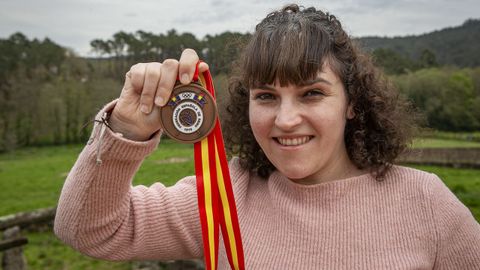 Carolina Castro muestra la �ltima medalla que gan�, el bronce en el campeonato de Espa�a de remoerg�metro.