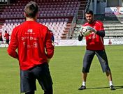 Miguel Escalona, atrapando el bal�n en sus manos en un entrenamiento con el Lugo.