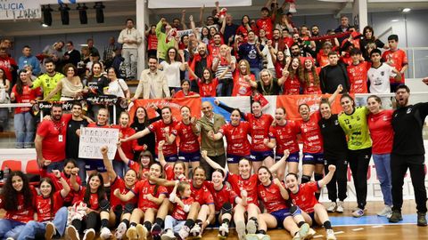 Jugadoras, cuerpo t�cnico y afici�n del Porri�o, celebrando el pase a la semifinal.