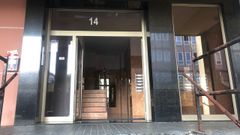 Portal del edificio en el que una madre y sus dos hijas tuvieron que ser trasladadas al Chuac por una intoxicaci�n por mon�xido de carbono