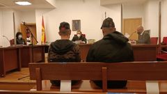 Jonathan Novo y su hermano Brais, ante el juez del penal n�mero 1. 