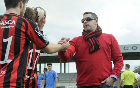 El t�cnico lalinense continuar� al frente de la plantilla tras el encuentro con la directiva. 