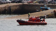 Embarcaci�n de la Cruz Roja de Ribeira.