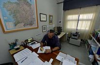 Delf�n Dom�nguez, director del Praia de Quenxe en Corcubi�n, en su despacho con los preparativos.