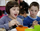 Los padres se interesan por el posible pago por el comedor.