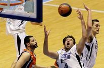 De izquierda a derecha, Faverani, Oriol Junyent y Levon Kendall.