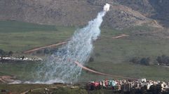 Un soldado espa�ol de la ONU muri� hoy en el L�bano, despu�s de que Israel y Hizbul� se hayan atacado mutuamente en una grave escalada de la violencia en la zona, en la que varios soldados israel�es tambi�n resultaron heridos.