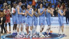 Los jugadores del Breo agradecen el apoyo de la afici�n al t�rmino del partido ante el Murcia