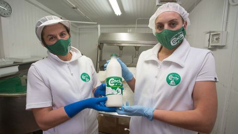 Concepci�n Lage y Gemma Modia Lage, madre e hija con una botella de la leche que envasan