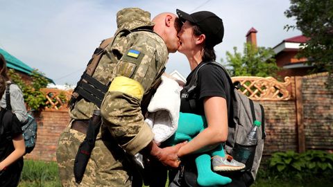 Una mujer, con su beb�, se encuentra con su marido despu�s viajar desde Kupiansk, localidad ocupada por los rusos en la regi�n de J�rkov, en un convoy de evacuaci�n.  