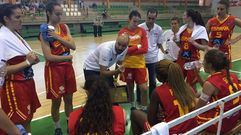 Lino L�pez da instrucciones a las jugadoras durante el triunfo de Espa�a sub-17 ante Italia