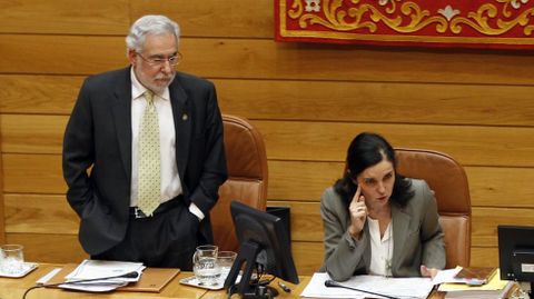 Pilar Rojo, junto a Miguel Santalices en el Parlamento