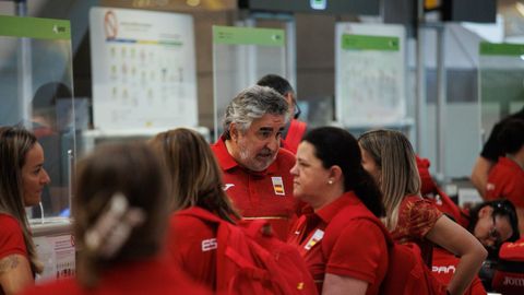 Jos Manuel Rodrguez Uribes en el aeropuerto junto a la delegacin espaola