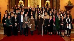 Los cofrades y colaboradores de la Semana Santa recibieron sus medallones.