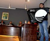 Germ�n Mart�nez, con la bandera que entreg� al alcalde.