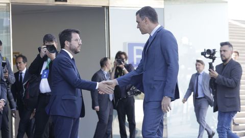 Pedro S�nchez saluda al presidente de la Generalitat, Pere Aragon�s, a su llegada el pasado d�a 6 a una jornada del C�rculo de Econom�a en Barcelona