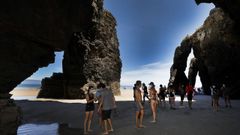 El arenal ribadense de As Catedrais registra cada a�o miles de visitantes