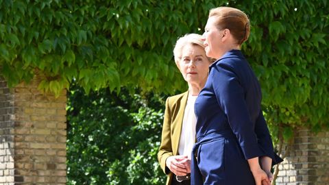Von der Leyen, este jueves con la primera minstra danesa, Mette Frederiksen.