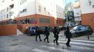 Varios agentes de la Polic�a Nacional durante el operativo desplegado en el barrio del Pr�ncipe de Ceuta