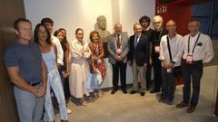 Familiares de Pepe Bar, junto al busto dedicado a uno de los impulsores del Celta.