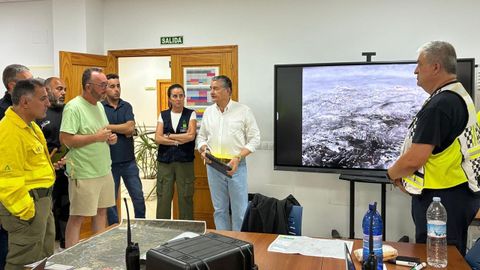 El consejero de Presidencia, Sanidad y Emergencias de Andaluc�a, Antonio Sanz, en el puesto de mando avanzado del incendio de Los Gallardos