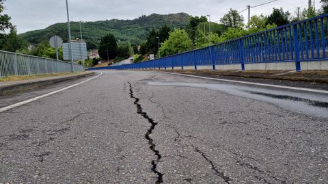 Corte en la N-120 al aparecer una grieta.