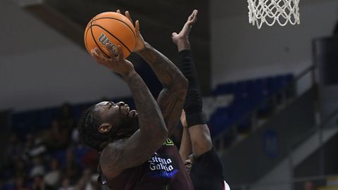 Kingsley Okanu anot en dobles dgitos y firm 21 crditos de valoracin