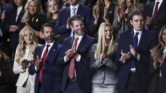 Donald Trump jr -segundo por la izquierda- e Ivanka Trump -segunda por la derecha- son dos de los hijos del presidente de EE.UU. que la BBC pide que declaren en el proceso