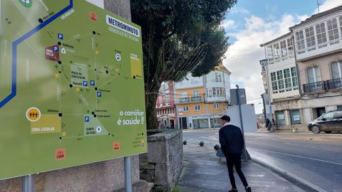 Los paneles informan de lo que se tarda en recorrer a pie varios itinerarios del casco urbano. 