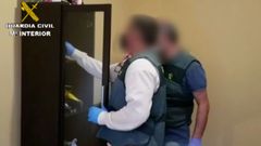 La Guardia Civil registra uno de los apartamentos en los que se produjo los robos por el vecino de Ibias