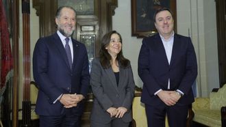 El presidente del Deportivo, Juan Carlos Escotet; la alcaldesa de A Coru&ntilde;a, In&eacute;s Rey y el presidente de la Diputaci&oacute;n de A Coru&ntilde;a, Valent&iacute;n Gonz&aacute;lez Formoso