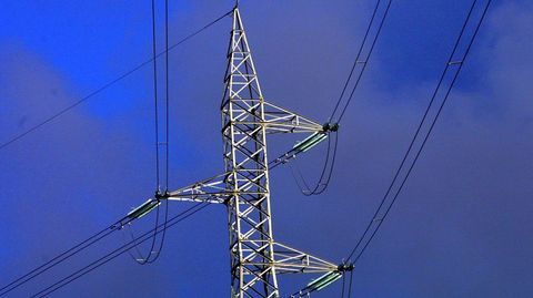 L�neas de alta tensi�n desde Vimianzo a Mes�n do Vento, en foto de archivo