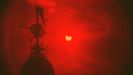 Imagen del eclipse del 11 de agosto de 1999 visto desde A Corua, con el Obelisco en primer trmino. Aunque en Espaa fue parcial, en muchas regiones densamente pobladas fue completo, lo que lo convierte en el eclipse total ms visto en la historia de la humanidad.