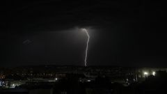 Uno de los miles de rayos que durante la tarde-noche del domingo cayeron sobre Galicia
